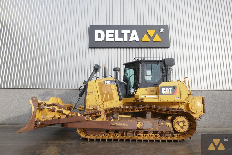 Caterpillar D7E LGP - Buldózer: 1 kép. Caterpillar D7E LGP - Buldózer: 1 kép.