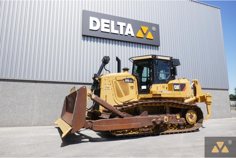 Caterpillar D7E LGP - Buldózer: 4 kép. Caterpillar D7E LGP - Buldózer: 4 kép.
