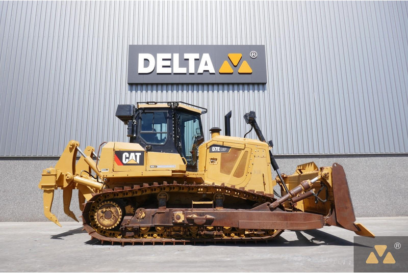 Caterpillar D7E LGP - Buldózer: 2 kép. Caterpillar D7E LGP - Buldózer: 2 kép.