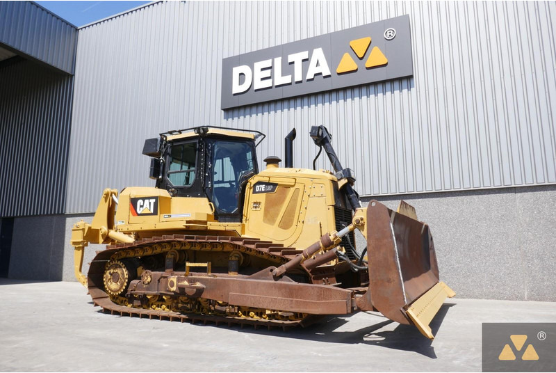Caterpillar D7E LGP - Buldózer: 3 kép. Caterpillar D7E LGP - Buldózer: 3 kép.