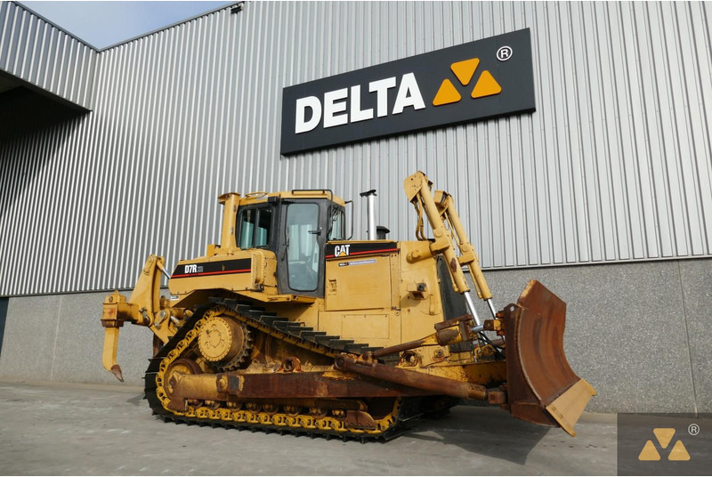 Caterpillar D7R XR Series II - Buldózer: 3 kép. Caterpillar D7R XR Series II - Buldózer: 3 kép.