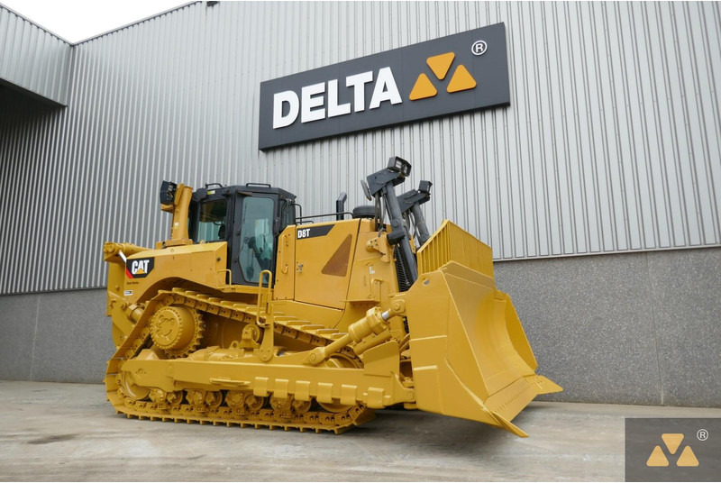Caterpillar D8T - Buldózer: 3 kép. Caterpillar D8T - Buldózer: 3 kép.
