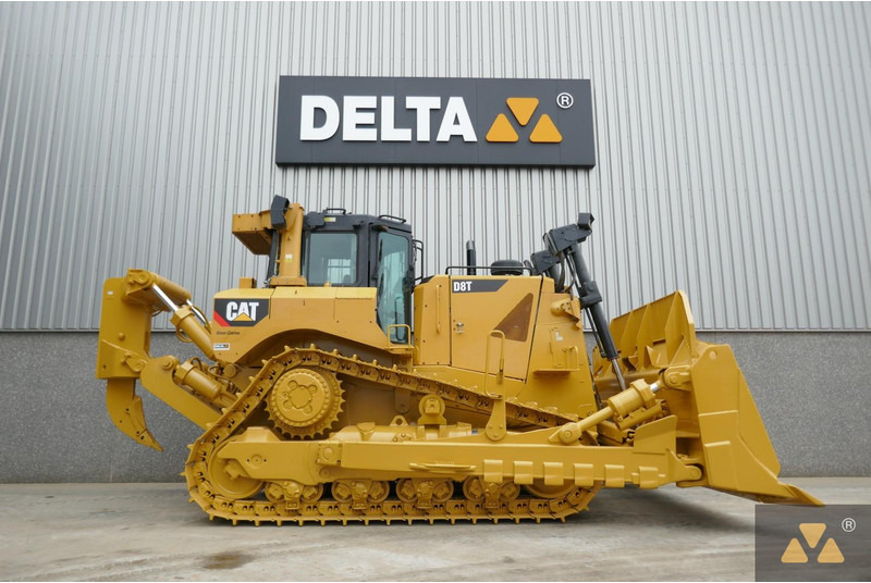 Caterpillar D8T - Buldózer: 2 kép. Caterpillar D8T - Buldózer: 2 kép.