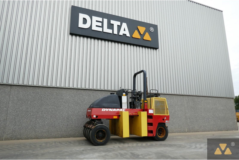 Dynapac CP142 - Pneumatikus henger: 4 kép. Dynapac CP142 - Pneumatikus henger: 4 kép.