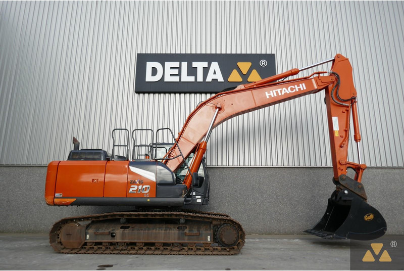 Hitachi ZX210LC-7 - Lánctalpas kotró: 2 kép. Hitachi ZX210LC-7 - Lánctalpas kotró: 2 kép.