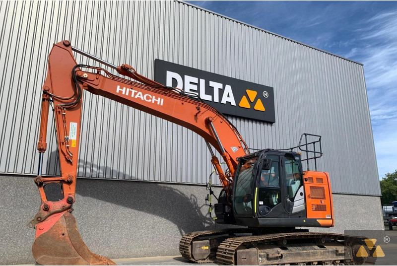 Hitachi ZX225USLC-6 - Lánctalpas kotró: 3 kép. Hitachi ZX225USLC-6 - Lánctalpas kotró: 3 kép.