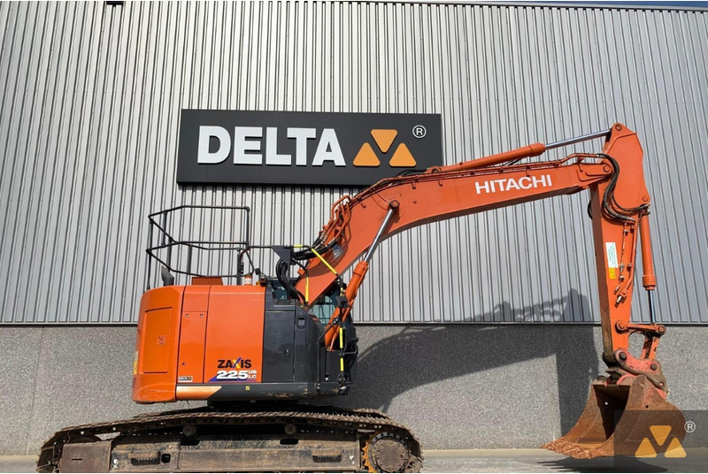 Hitachi ZX225USLC-6 - Lánctalpas kotró: 2 kép. Hitachi ZX225USLC-6 - Lánctalpas kotró: 2 kép.