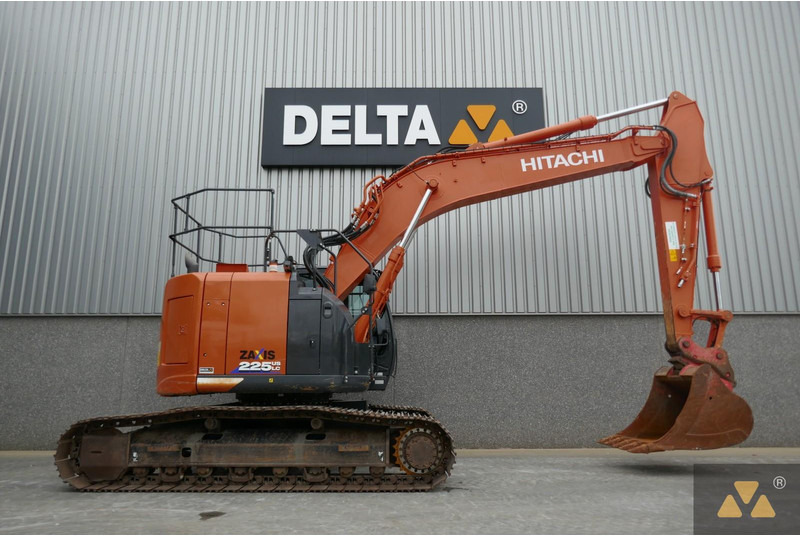 Hitachi ZX225USLC-6 - Lánctalpas kotró: 2 kép. Hitachi ZX225USLC-6 - Lánctalpas kotró: 2 kép.