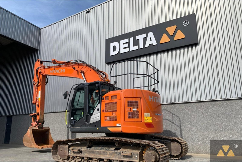 Hitachi ZX225USLC-6 - Lánctalpas kotró: 4 kép. Hitachi ZX225USLC-6 - Lánctalpas kotró: 4 kép.