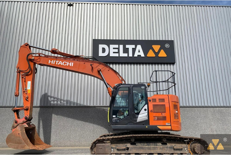 Hitachi ZX225USLC-6 - Lánctalpas kotró: 1 kép. Hitachi ZX225USLC-6 - Lánctalpas kotró: 1 kép.
