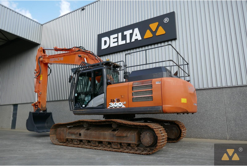 Hitachi ZX300LC-6 - Lánctalpas kotró: 4 kép. Hitachi ZX300LC-6 - Lánctalpas kotró: 4 kép.