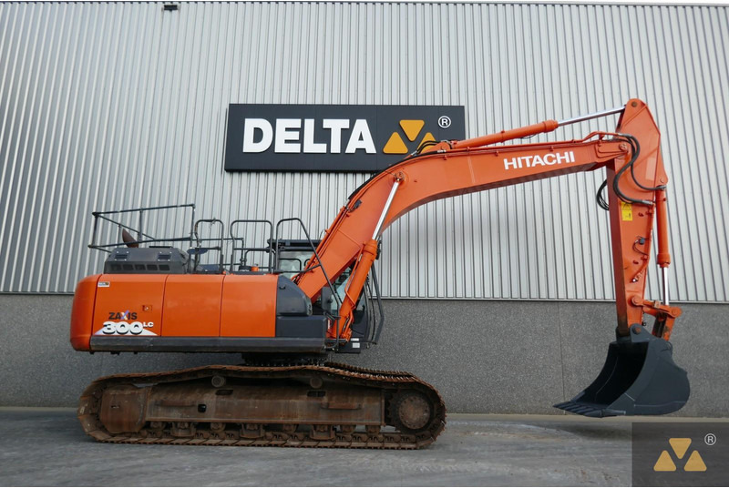 Hitachi ZX300LC-6 - Lánctalpas kotró: 2 kép. Hitachi ZX300LC-6 - Lánctalpas kotró: 2 kép.