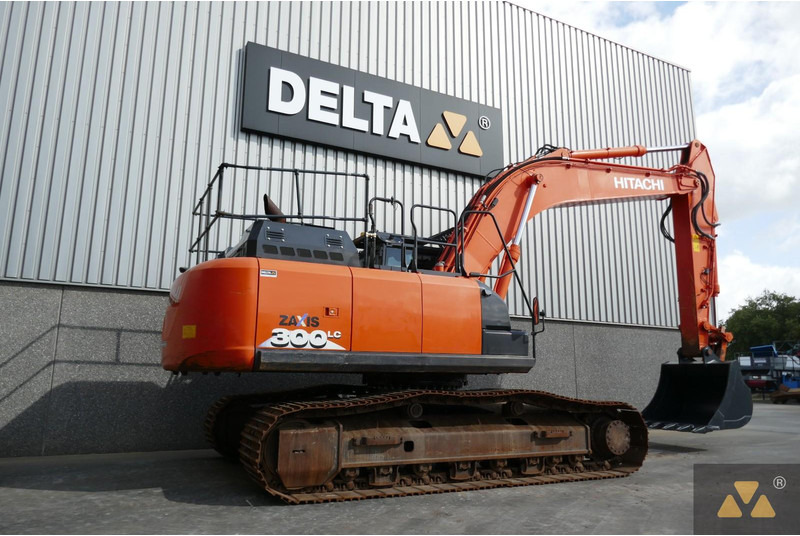 Hitachi ZX300LC-6 - Lánctalpas kotró: 5 kép. Hitachi ZX300LC-6 - Lánctalpas kotró: 5 kép.
