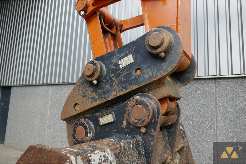 Lánctalpas kotró Hitachi ZX300LC-7: 13 kép. Lánctalpas kotró Hitachi ZX300LC-7: 13 kép.