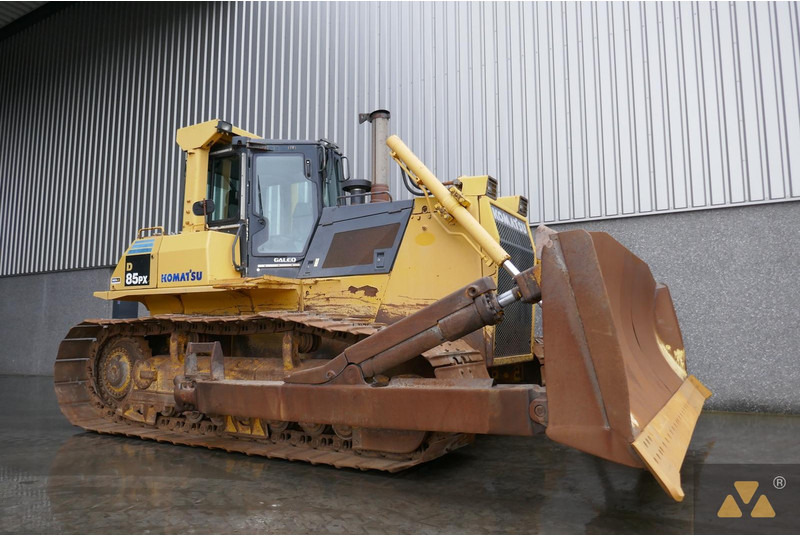 Komatsu D85PX-15 - Buldózer: 3 kép. Komatsu D85PX-15 - Buldózer: 3 kép.