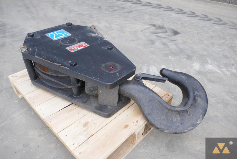 O.F.S. Hookblock 25T - Csőfektető: 1 kép. O.F.S. Hookblock 25T - Csőfektető: 1 kép.
