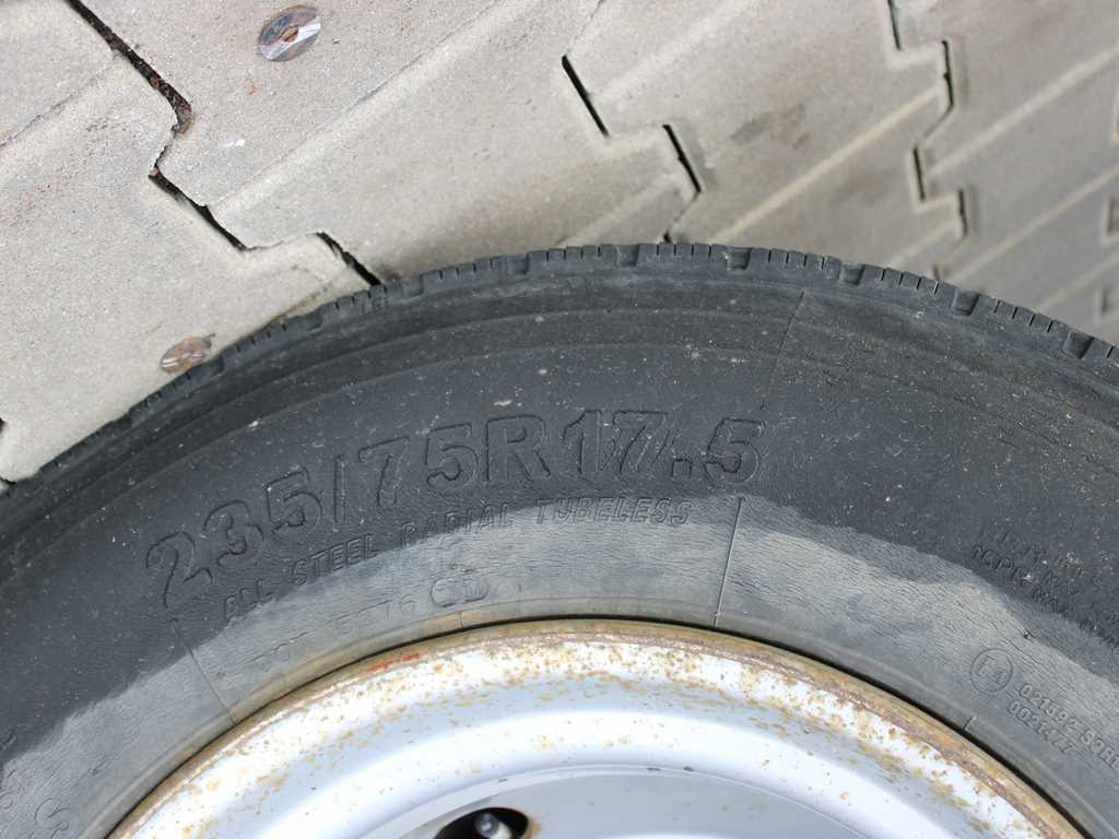 BG CA1 - Ponyvás pótkocsi: 3 kép. BG CA1 - Ponyvás pótkocsi: 3 kép.