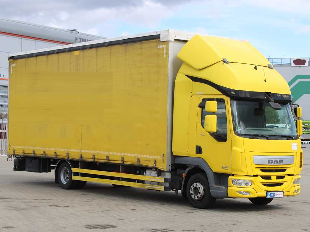 DAF LF 220FA, EURO 6, SLEEPING CABIN - Ponyvás teherautó: 2 kép. DAF LF 220FA, EURO 6, SLEEPING CABIN - Ponyvás teherautó: 2 kép.