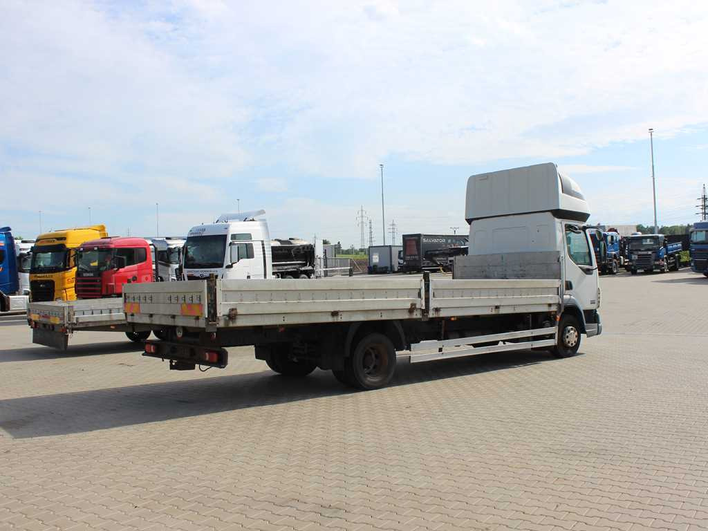 DAF LF 45.180, SLEEPING BODY, EURO 3, TIRES 80% - Platós teherautó: 4 kép. DAF LF 45.180, SLEEPING BODY, EURO 3, TIRES 80% - Platós teherautó: 4 kép.