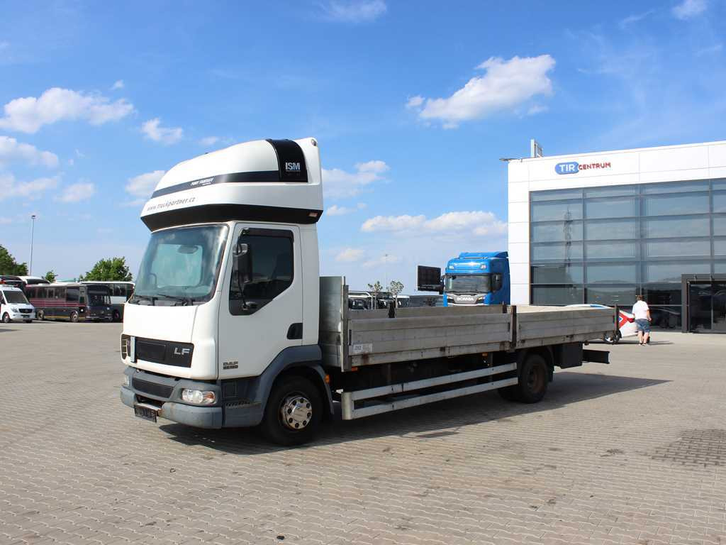 DAF LF 45.180, SLEEPING BODY, EURO 3, TIRES 80% - Platós teherautó: 1 kép. DAF LF 45.180, SLEEPING BODY, EURO 3, TIRES 80% - Platós teherautó: 1 kép.