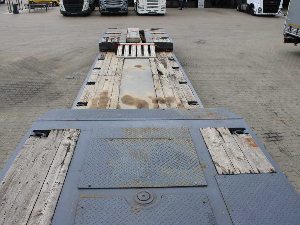 Félpótkocsi mélybölcsős Goldhofer STZ-TL 2-27/80, DRIVE-IN: 12 kép.