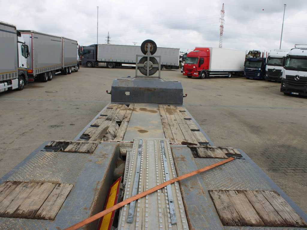 Félpótkocsi mélybölcsős Goldhofer STZ-TL 2-27/80, DRIVE-IN: 11 kép.