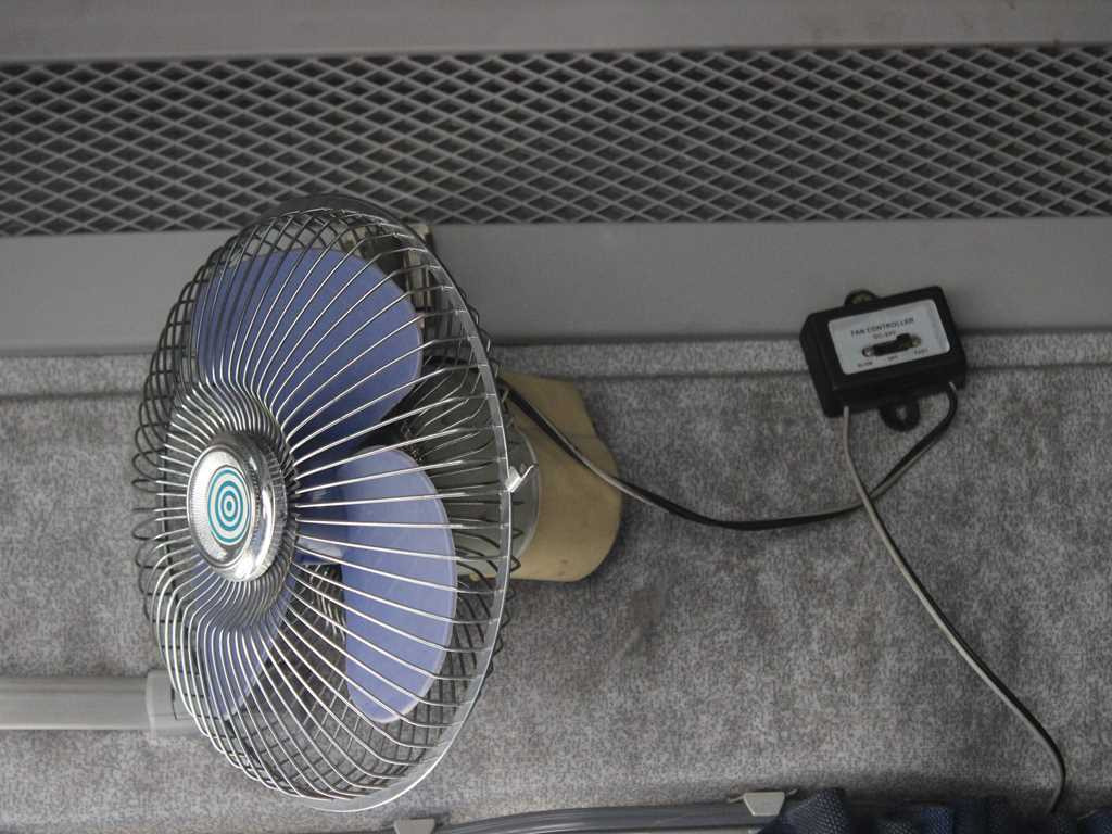 Ponyvás teherautó Iveco EUROCARGO 75E18, EURO 4, PNEU 80%: 20 kép.