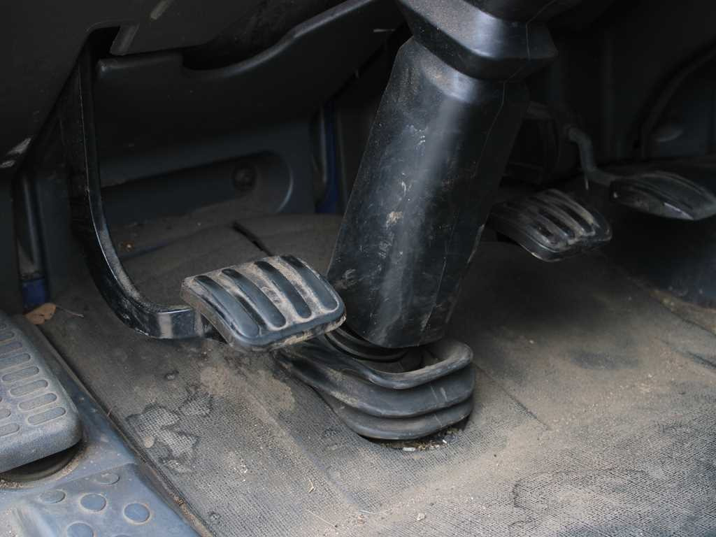 Ponyvás teherautó Iveco EUROCARGO 75E18, EURO 4, PNEU 80%: 10 kép.