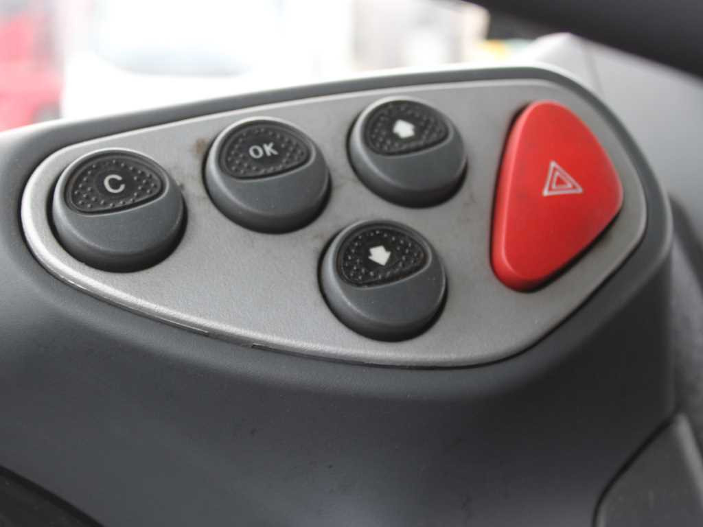 Ponyvás teherautó Iveco EUROCARGO 75E18, EURO 4, PNEU 80%: 16 kép.