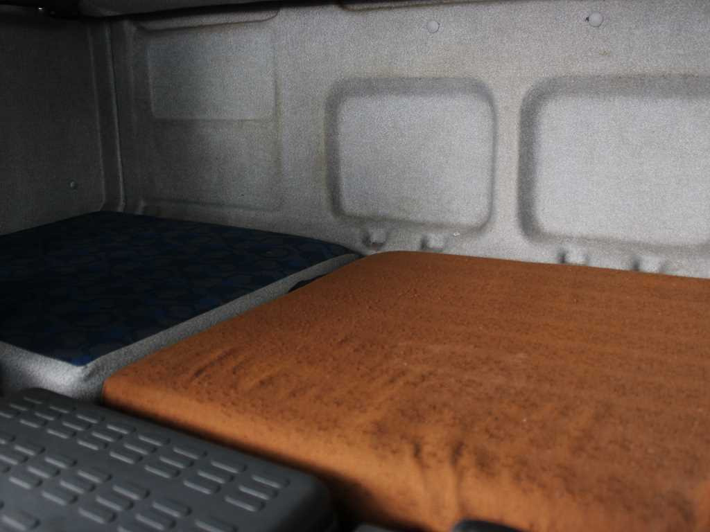 Ponyvás teherautó Iveco EUROCARGO 75E18, EURO 4, PNEU 80%: 19 kép.