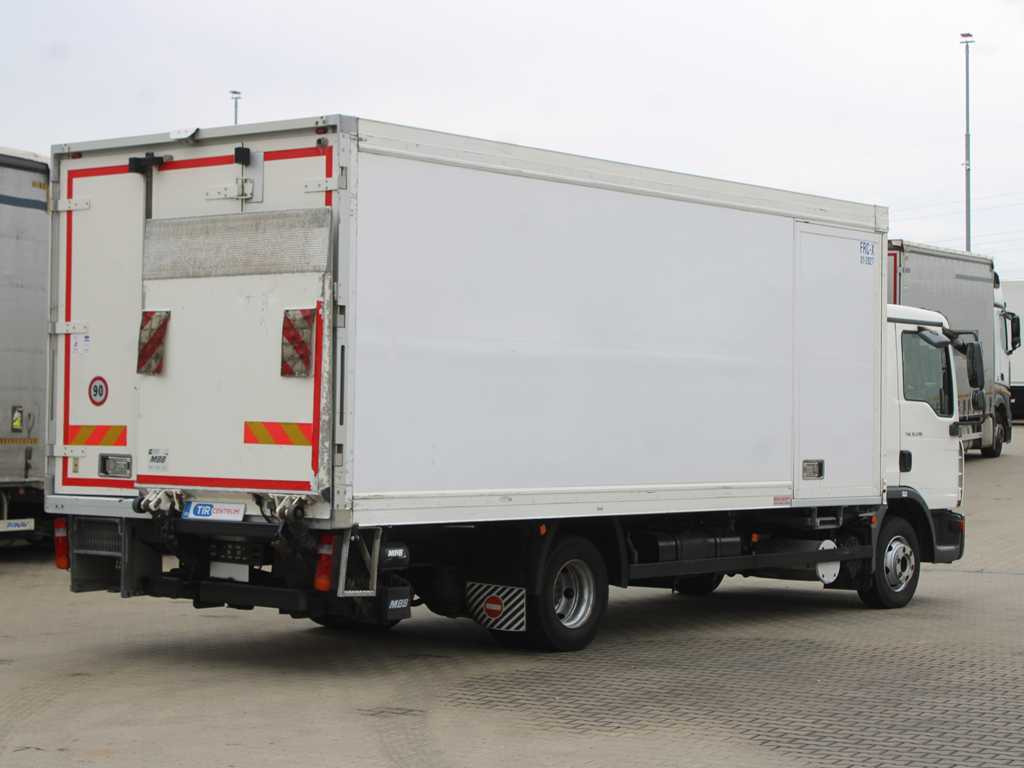 MAN TGL 12.210, EURO 4, HYDRAULIC FRONT, CARRIER SUPRA 850 Mt, 2X EVAPORATOR - Hűtős teherautó: 4 kép. MAN TGL 12.210, EURO 4, HYDRAULIC FRONT, CARRIER SUPRA 850 Mt, 2X EVAPORATOR - Hűtős teherautó: 4 kép.