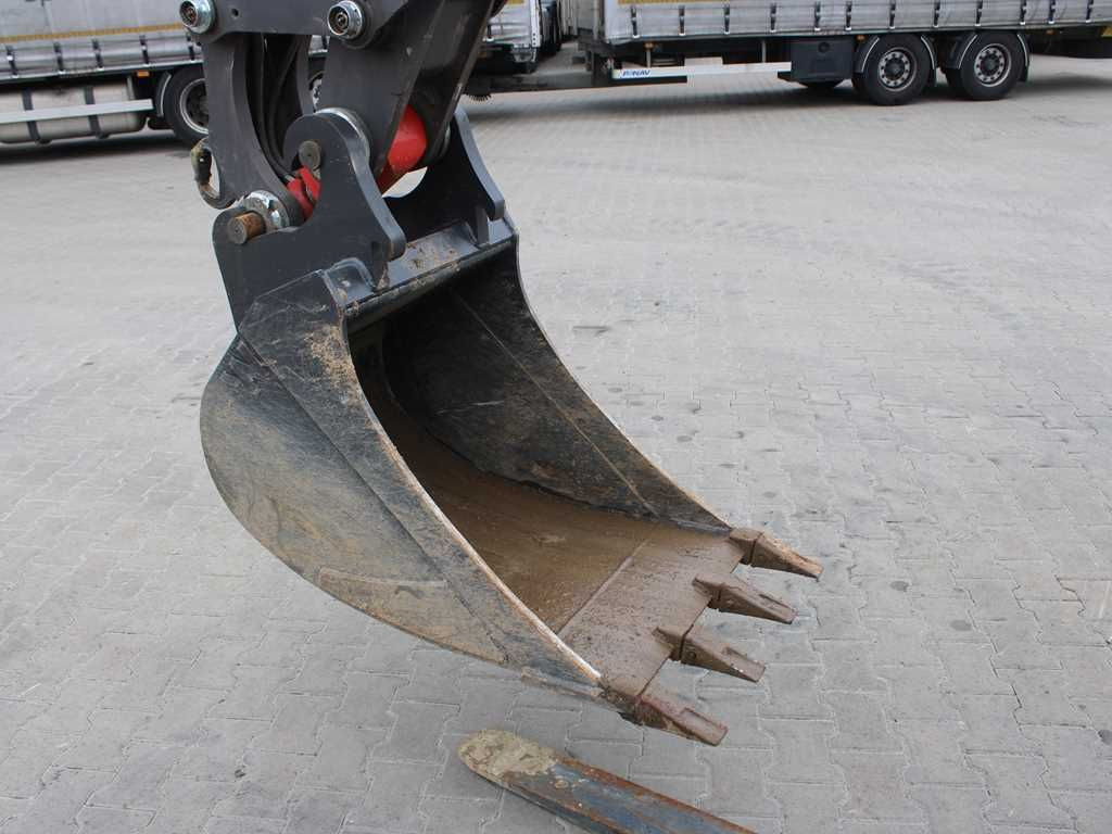 MECALAC 6 MCR - Lánctalpas kotró: 5 kép. MECALAC 6 MCR - Lánctalpas kotró: 5 kép.