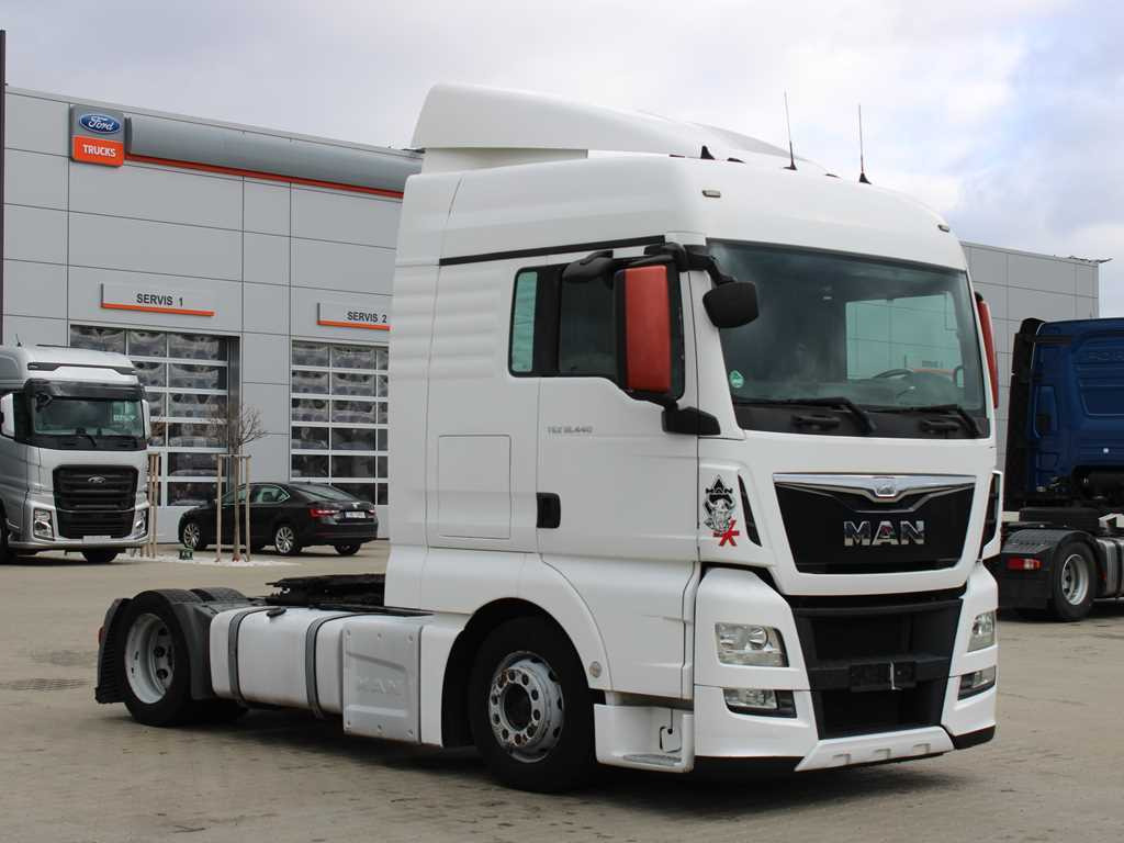 MAN TGX 18.440, LOW DECK, EURO 6 - Nyergesvontató: 3 kép. MAN TGX 18.440, LOW DECK, EURO 6 - Nyergesvontató: 3 kép.