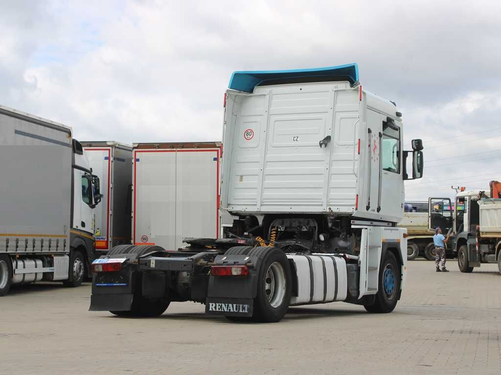 Renault MAGNUM 440.18, EURO 3 - Nyergesvontató: 2 kép. Renault MAGNUM 440.18, EURO 3 - Nyergesvontató: 2 kép.