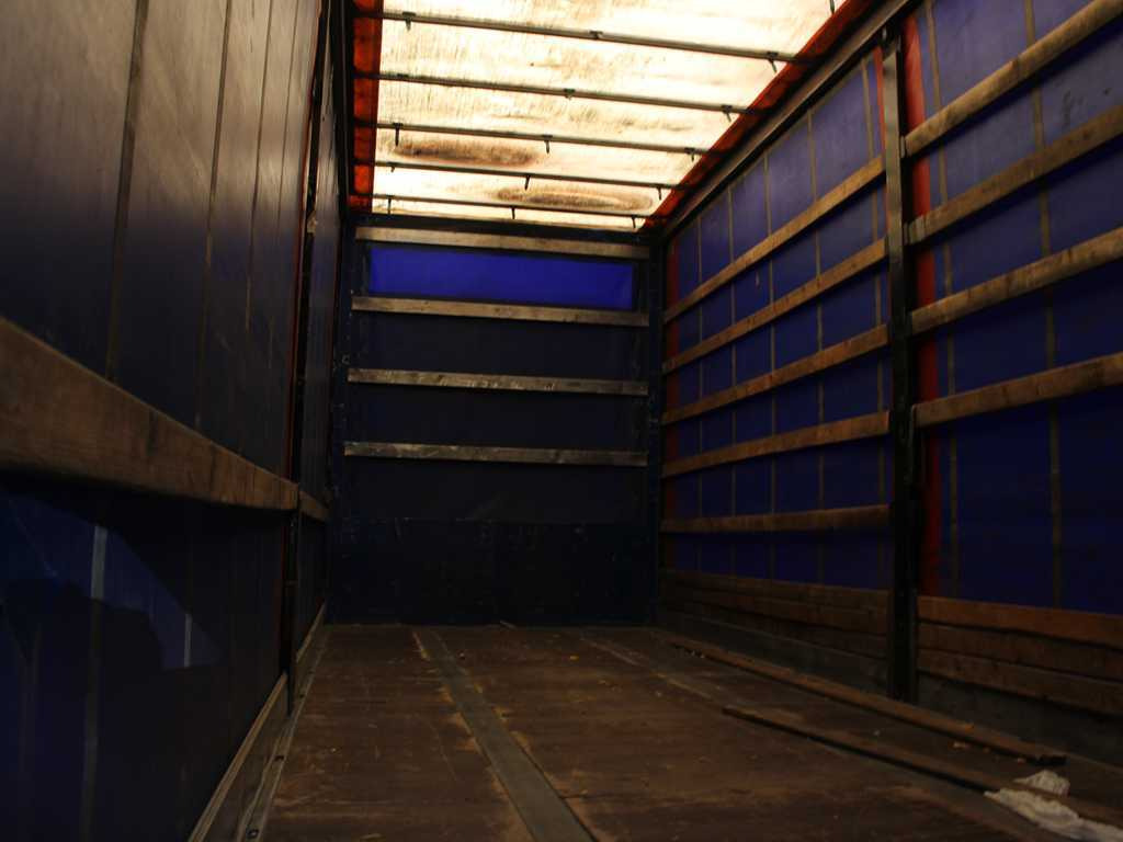 Swan CHT101 - Ponyvás pótkocsi: 4 kép. Swan CHT101 - Ponyvás pótkocsi: 4 kép.