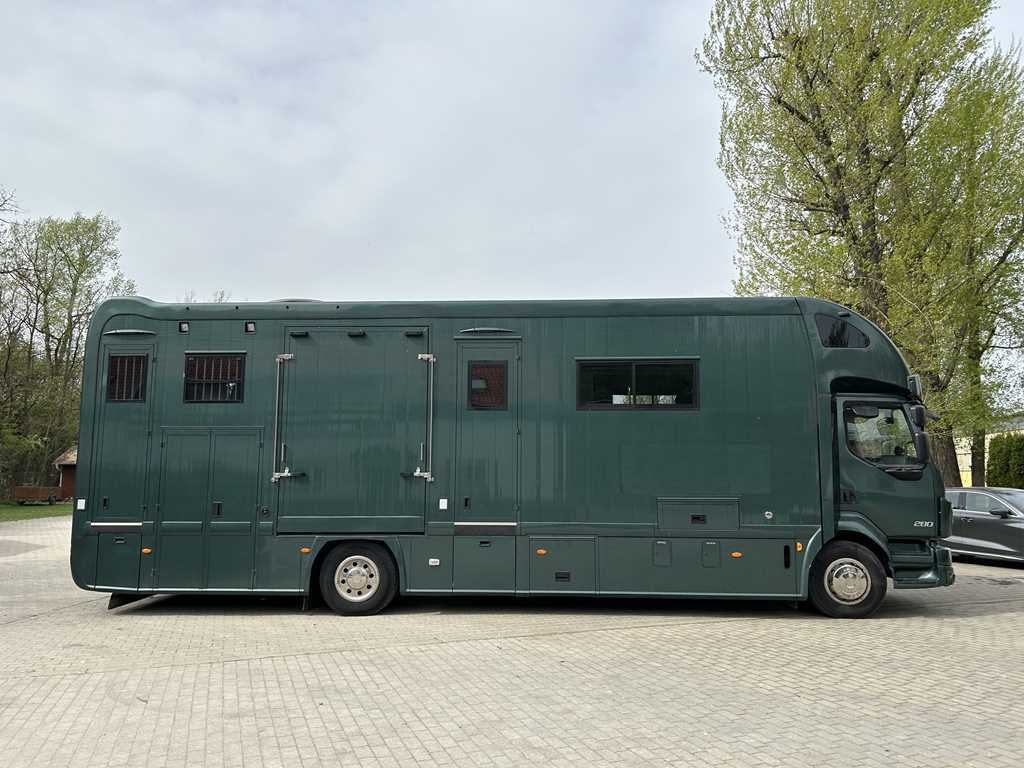 Volvo STX FL, FOR 6 PEOPLE, FOR TRANSPORTING FIVE HORSES, CAMERA, 2X HYDRAULIC FRONT - Lószállító kamion: 2 kép. Volvo STX FL, FOR 6 PEOPLE, FOR TRANSPORTING FIVE HORSES, CAMERA, 2X HYDRAULIC FRONT - Lószállító kamion: 2 kép.