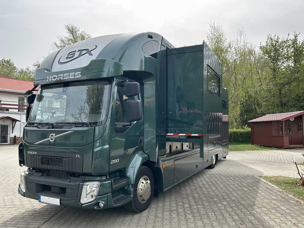 Volvo STX FL, FOR 6 PEOPLE, FOR TRANSPORTING FIVE HORSES, CAMERA, 2X HYDRAULIC FRONT - Lószállító kamion: 1 kép. Volvo STX FL, FOR 6 PEOPLE, FOR TRANSPORTING FIVE HORSES, CAMERA, 2X HYDRAULIC FRONT - Lószállító kamion: 1 kép.