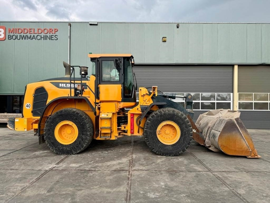 Hyundai HL960A - Gumikerekes homlokrakodó: 5 kép. Hyundai HL960A - Gumikerekes homlokrakodó: 5 kép.