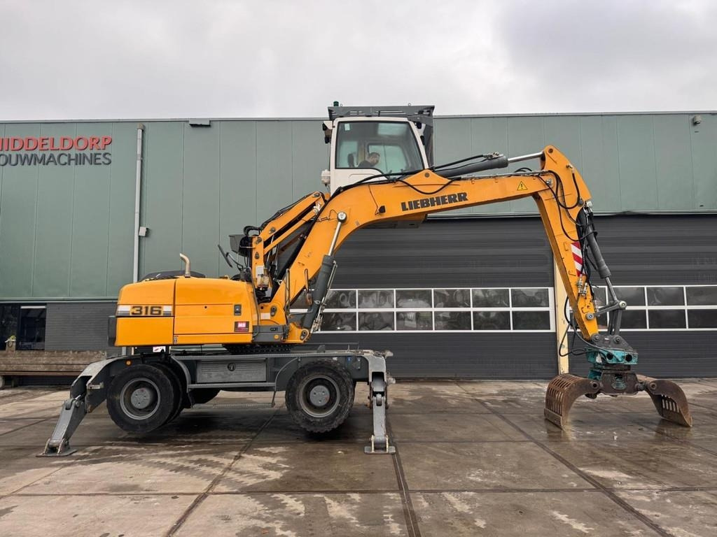 Liebherr A 316 - Hulladék kotró: 3 kép. Liebherr A 316 - Hulladék kotró: 3 kép.