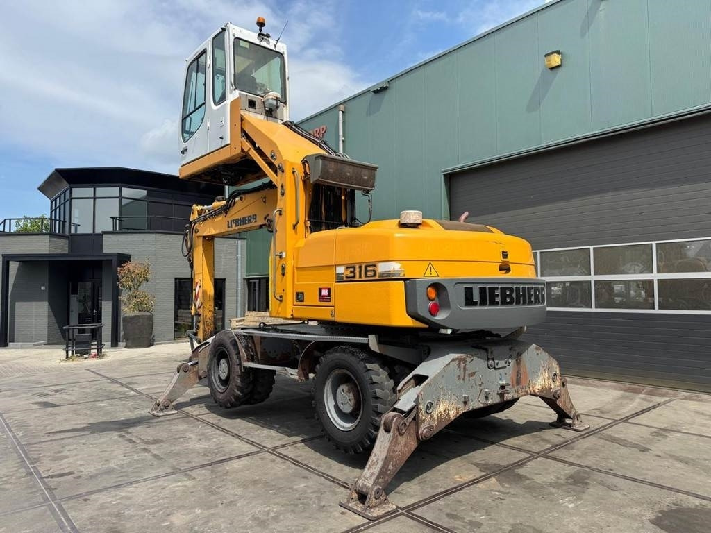 Liebherr A 316 - Hulladék kotró: 3 kép. Liebherr A 316 - Hulladék kotró: 3 kép.