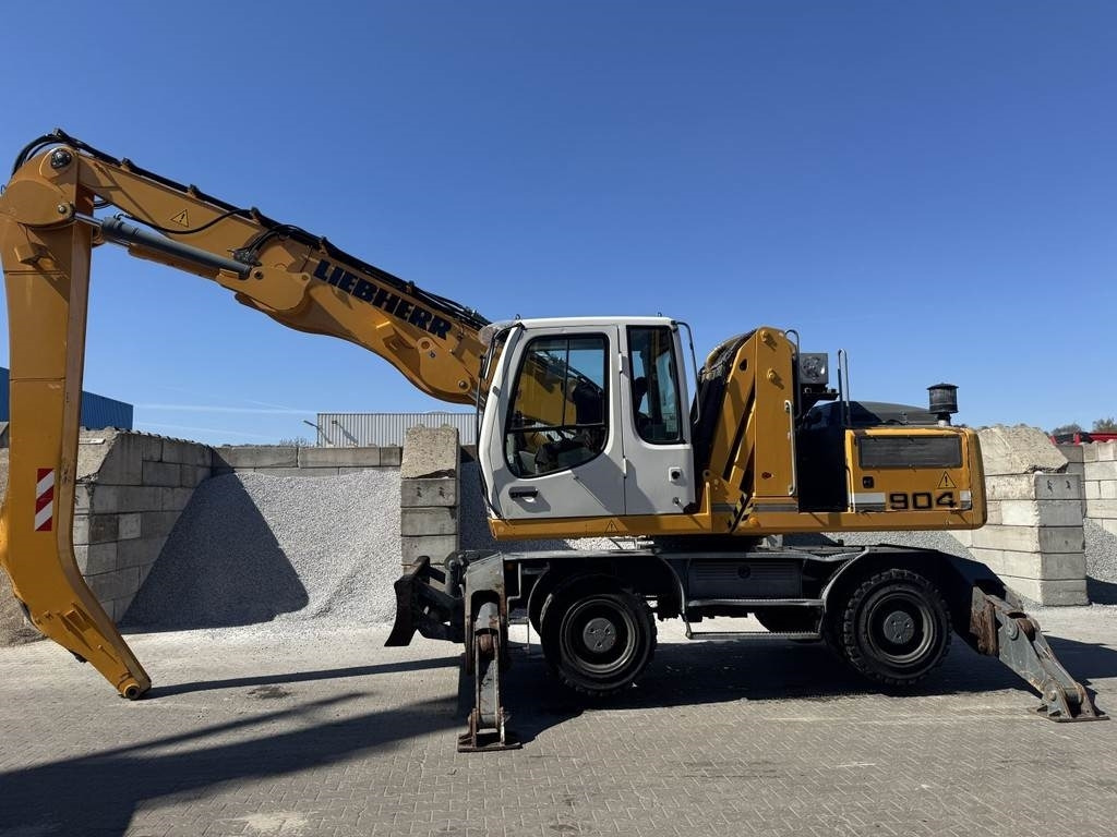 Liebherr A 904 C - Hulladék kotró: 2 kép. Liebherr A 904 C - Hulladék kotró: 2 kép.
