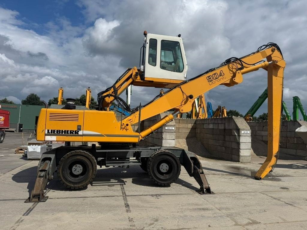 Liebherr A 904 - Hulladék kotró: 5 kép. Liebherr A 904 - Hulladék kotró: 5 kép.