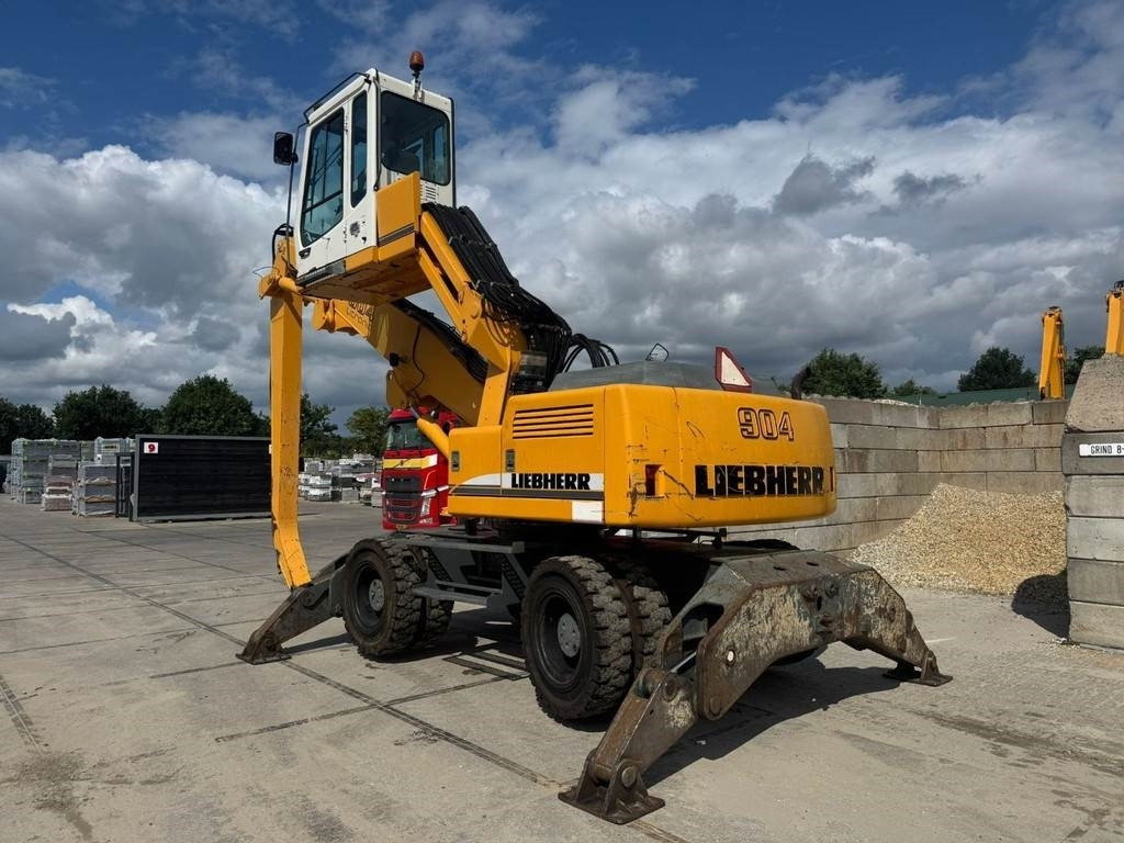 Liebherr A 904 - Hulladék kotró: 3 kép. Liebherr A 904 - Hulladék kotró: 3 kép.
