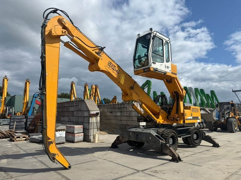 Liebherr A 904 - Hulladék kotró: 2 kép. Liebherr A 904 - Hulladék kotró: 2 kép.