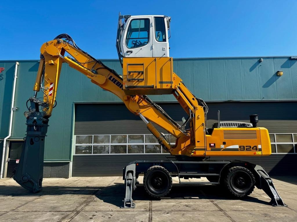 Liebherr A 924 C - Hulladék kotró: 1 kép. Liebherr A 924 C - Hulladék kotró: 1 kép.