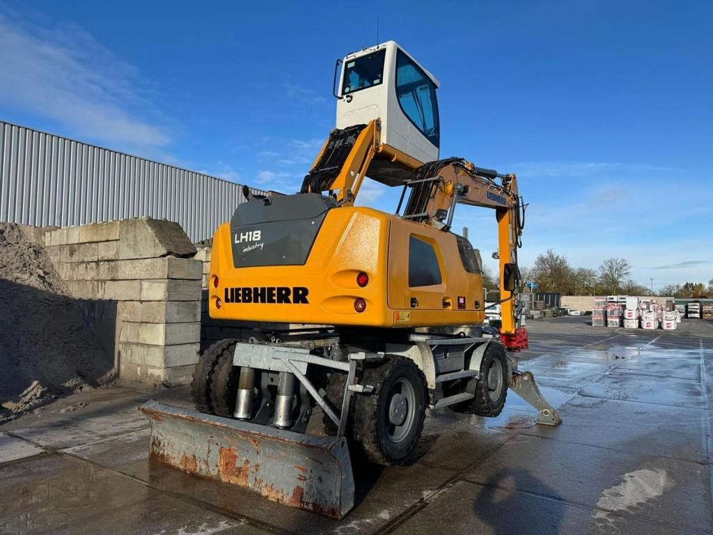 Liebherr LH 18 M - Hulladék kotró: 4 kép. Liebherr LH 18 M - Hulladék kotró: 4 kép.