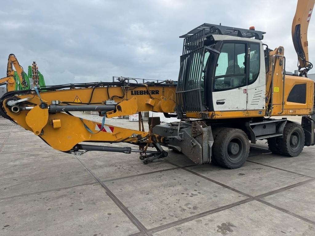 Liebherr LH 22 M - Hulladék kotró: 2 kép. Liebherr LH 22 M - Hulladék kotró: 2 kép.