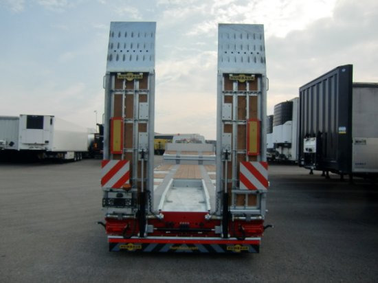 HUMBAUR HTSK 30 schräg, 3-Achs Tieflader, Radmulden, Liftachse, Nachlaufachse, Verzinkt - Félpótkocsi mélybölcsős: 5 kép. HUMBAUR HTSK 30 schräg, 3-Achs Tieflader, Radmulden, Liftachse, Nachlaufachse, Verzinkt - Félpótkocsi mélybölcsős: 5 kép.
