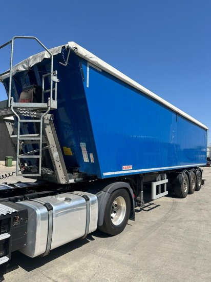 Kempf SKM 39 Alu-Kastenmulde 55m³ Rollplane - Félpótkocsi billenőplatós: 1 kép. Kempf SKM 39 Alu-Kastenmulde 55m³ Rollplane - Félpótkocsi billenőplatós: 1 kép.