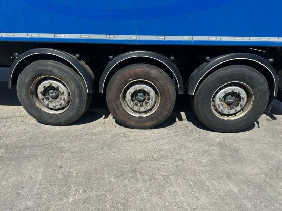 Kempf SKM 39 Alu-Kastenmulde 55m³ Rollplane - Félpótkocsi billenőplatós: 4 kép. Kempf SKM 39 Alu-Kastenmulde 55m³ Rollplane - Félpótkocsi billenőplatós: 4 kép.